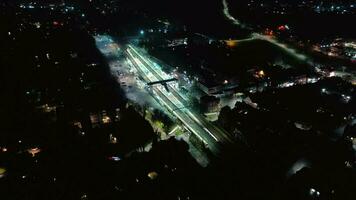 hora lapso de un ciudad tren estación a noche video