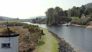 cabeza de un lago en Escocia con un pequeño faro video