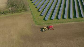 nuevo años solar granja contiguo un tradicional cultivable granja video