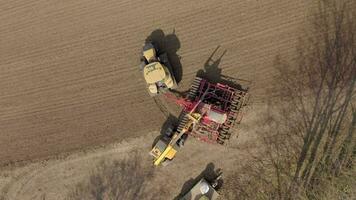 ein Farmer Nachfüllen ein Samen bohren von ein Vogel Auge Aussicht video