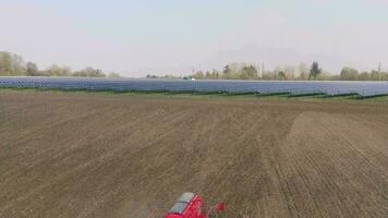 een zonne- boerderij en traditioneel landbouw kant door kant video