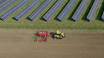 un solar granja siguiente a tradicional agricultura aéreo ver video