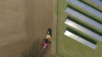 Novo e velho agricultura Como uma semente broca trabalho ao lado uma solar poder Fazenda video