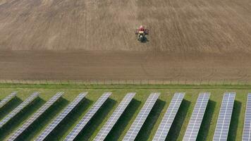 arável e solar agricultura lado de lado video