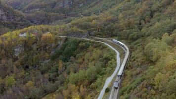 le flam à myrdale train qui passe par magnifique paysages video