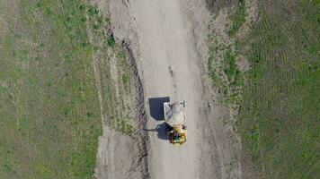 markarbeten tippvagn rör på sig jord under konstruktion video