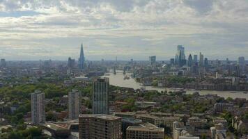 aereo Visualizza di il lontano Londra orizzonte a partire dal docklands video
