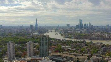 aereo Visualizza di il lontano Londra orizzonte a partire dal docklands video