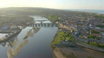 das malerisch Strand Stadt, Dorf von berwick auf Tweed Gasthaus England gesehen von das Luft video