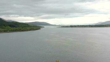 uma comercial navio é visto atravessando uma mar lago dentro Escócia video