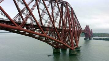 un ferrocarril puente cruce el adelante de estuario en Escocia video