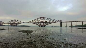 un ferrocarril puente cruce el adelante de estuario en Escocia video