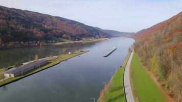 carga empurrador barco em uma rio transportando carga e bens ao longo uma rio video