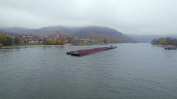 carico pusher barca su un' nebbioso mattina su il fiume Danubio video