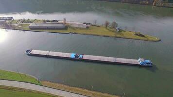 cargaison poussoir transport bateau sur une rivière en mouvement cargaison et des biens video