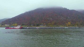 cargaison poussoir bateau sur une brumeux Matin sur le rivière Danube video