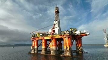 olja och gas riggar sett upp stänga på solnedgång video