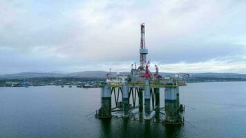 olio perforazione impianto nel Scozia in attesa distribuzione per il nord mare video
