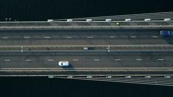 veículos cruzando uma suspensão cabo ficou ponte dentro lento movimento video