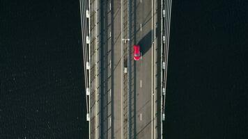 veículos cruzando uma suspensão cabo ficou ponte dentro lento movimento video