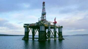 petróleo perforación plataforma en Escocia esperando despliegue a el norte mar video