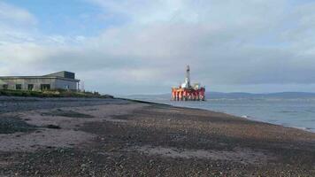 un petróleo y gas perforación plataforma apagado el costas de Cromarty Escocia video