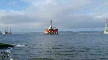 petróleo y gas perforación plataforma en Cromarty Escocia video