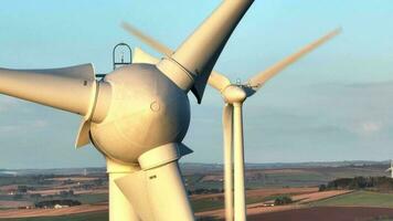 vent ferme turbines à le coucher du soleil générateur renouvelable Puissance video