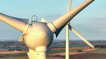 viento turbinas a puesta de sol generando renovable energía video