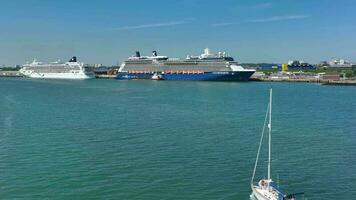 en segling Yacht som förs in i de hamn av Southampton video