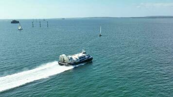 hovercraft in beweging snel over- de oppervlakte van de zee video