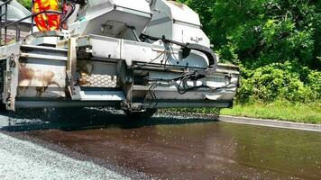 pesante macchinari resurfacing un' strada utilizzando micro asfalto condimento video