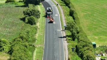 estrada ressurgindo aéreo Visão do superfície vestir micro asfalto processo video