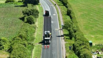 mikro asfalt väg återytas bearbeta på ett engelsk väg video