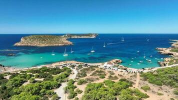 Ibiza turquoise des eaux à cala bassa aérien vue video