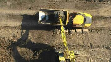 kipper vrachtauto wezen geladen omhoog met aarde door een graver video