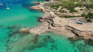 Strände und Riegel von ibiza auf das Westen Küste von das Insel video