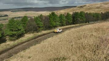 4x4 montaña rescate ambulancia vehículo en un gritar a un emergencia video