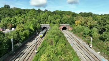 viajante trem saindo uma túnel transportando passageiros video