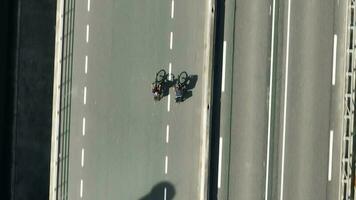 dos ciclistas montando en un la carretera aves ojo ver video