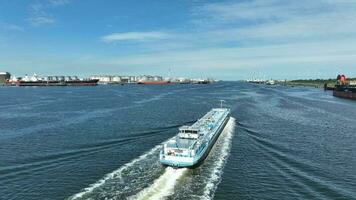 líquido carga petroleiro embarcação transportando carga através a Rotterdam porta video