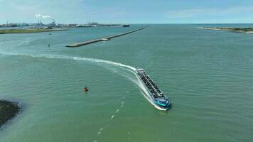 líquido carga transportador embarcação A chegar às porta video