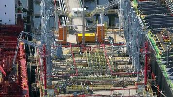 liquide cargaison transporteur navire déchargement brut pétrole à une carburant dépôt video