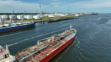 crudo petróleo petrolero Embarcacion llegando dentro Puerto a descargar petroquímicos a un deposito video