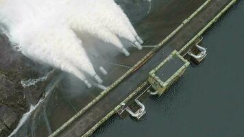 água ser bombeado através uma gravidade alimentado hidroelétrica poder estação barragem video