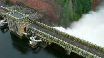 água ser bombeado através uma gravidade alimentado hidroelétrica poder estação barragem video