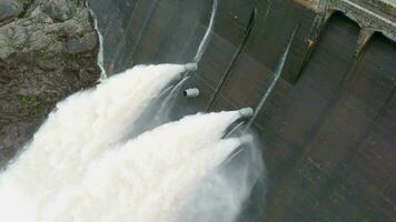 vattenkraft kraft station pumpning vatten genom en damm långsam rörelse video