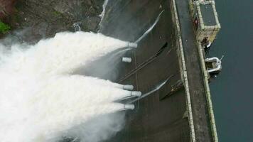 Wasserkraft Leistung Bahnhof Pumpen Wasser durch ein Damm schleppend Bewegung video