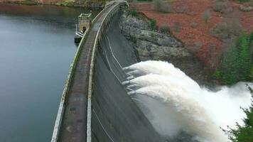 acqua essere pompato attraverso un' gravità alimentato idroelettrico energia stazione diga video