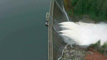 hydro-elektrisch macht station pompen water door een dam langzaam beweging video
